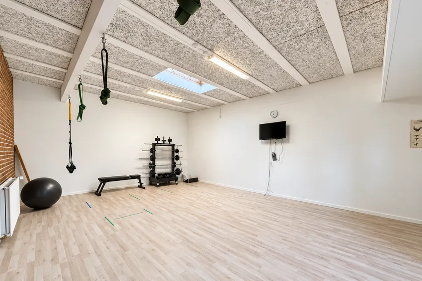 Træningsrum med plads til bevægelse i Grimstrup Fitness